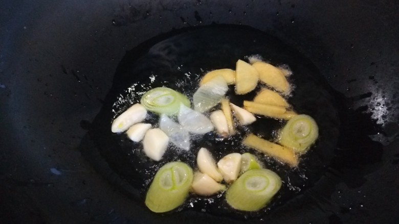 牛肉炖豆腐,锅中放入适量油炒香葱姜蒜。