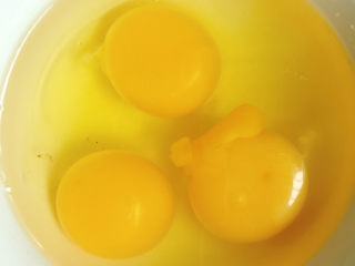香椿炒蛋,鸡蛋打入碗中，放料酒，2g盐打散。