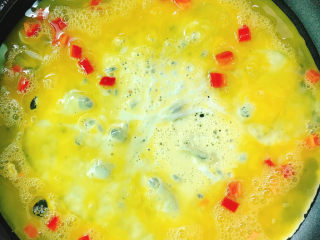 香椿炒蛋,热锅冷油，放入玉米油，倒入蛋液