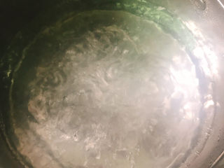 香椿炒蛋,锅中放2g盐、清水烧开