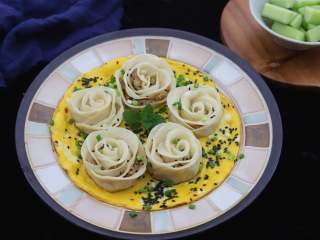 玫瑰花煎饺,鸡蛋凝固以后就可以移到盘子上了，表面撒上一层小葱更好看。