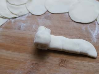 玫瑰花煎饺,将饺子皮对折起来，然后从一端卷起来即可，卷好以后就成玫瑰花了，可以用手稍微整理下细节。