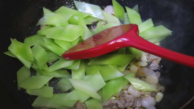 莴笋炒肉片,待肉片变色以后，加入切好的莴笋片，快速翻炒，让莴笋受热均匀。