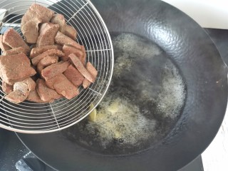 猪肝菠菜汤,烧开倒入猪肝煮2分钟