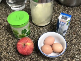 苹果布丁➕苹果酸奶布丁,食材合照：鸡蛋两个（阿晨用了两个小的土鸡蛋，一个普通大鸡蛋），安慕希酸奶一盒或者鲜牛奶一小碗，白糖，奶粉