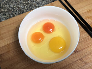 苹果布丁➕苹果酸奶布丁,鸡蛋打入碗中，土鸡蛋的蛋黄颜色明显不同