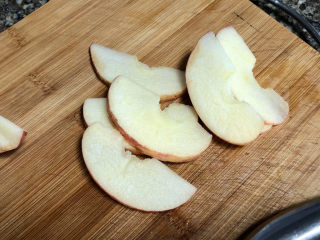 苹果布丁➕苹果酸奶布丁,苹果清洗干净切片，我用了小半个苹果，其他直接进肚子😄