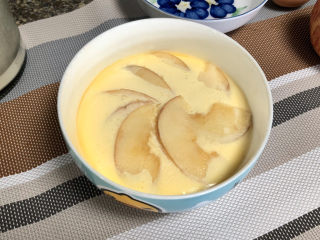 苹果布丁➕苹果酸奶布丁,出锅，感觉酸奶糊的没有用牛奶的那么细腻，我应该再过滤两遍