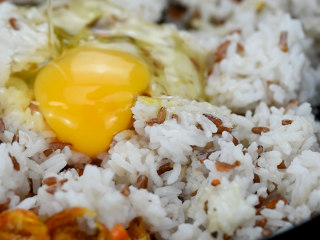 减肥便当～紫菜炒饭,加入紫米隔夜饭，打入鸡蛋，搅拌均匀