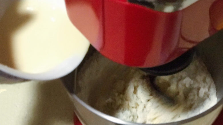 浅湘食光&汤种花式面包,边搅拌边缓慢加入牛奶鸡蛋酵母液