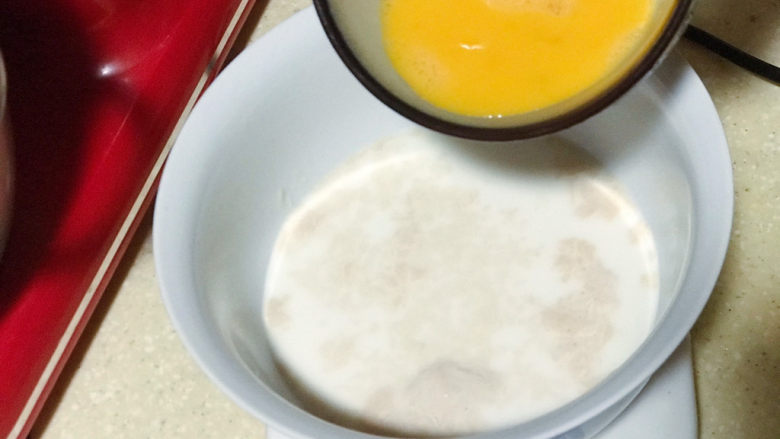 浅湘食光&汤种花式面包,牛奶酵母液面上浮起一层泡沫➕鸡蛋液30g，搅拌均匀