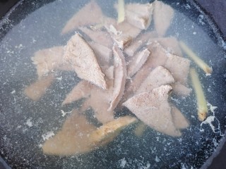 猪肝菠菜汤,放入猪肝焯下水然后捞出清洗干净