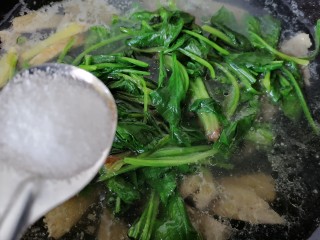 猪肝菠菜汤,放入菠菜一起煮，加入一勺盐调味