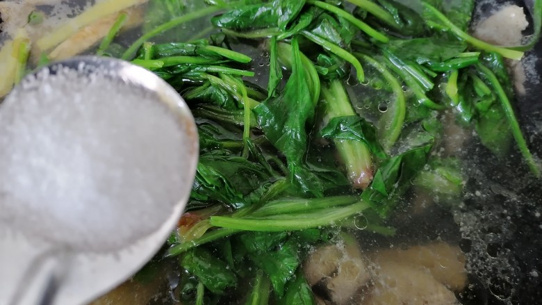 猪肝菠菜汤,放入菠菜一起煮，加入一勺盐调味