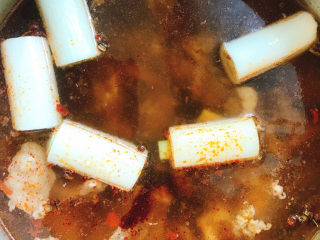 红焖牛肉,放入大葱段，盖上锅盖大火烧开转中小火压30分钟。