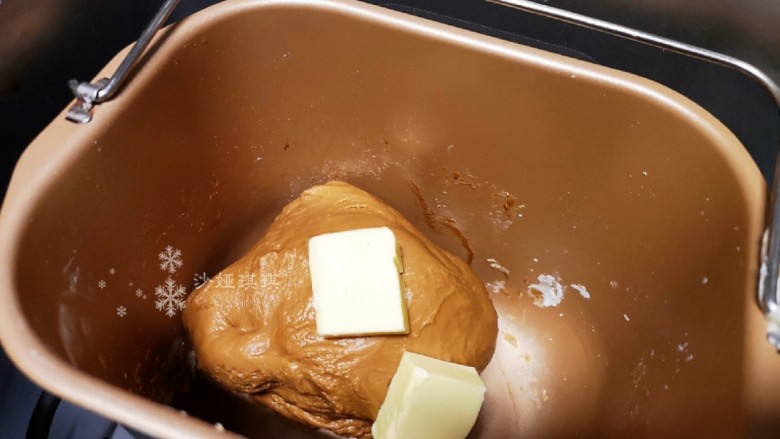 红枣面包,揉面20分钟后放入黄油继续揉面。
