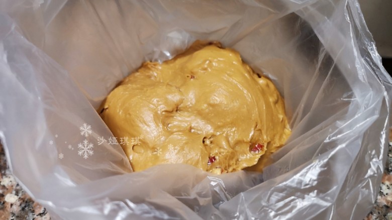 红枣面包,揉好的面团放入保鲜袋中封好口，再放入冰箱冷藏发酵一晚上。