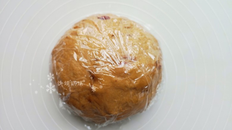 红枣面包,再盖上保鲜膜醒面20分钟以上。
