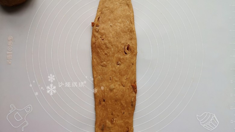 红枣面包,取一坨面团擀成长舌状。