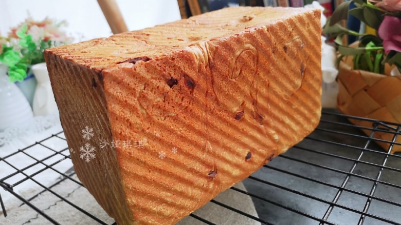 红枣面包,脱模放在烤架上晾凉。