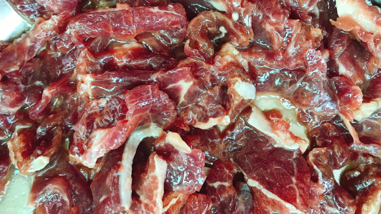 菠萝炒牛肉,腌制好的牛肉