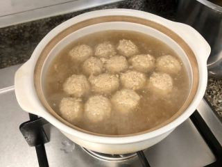 冬瓜肉丸汤➕记忆里的那碗汤,撇去浮末，转入汤锅中