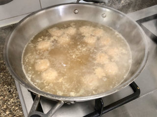 冬瓜肉丸汤➕记忆里的那碗汤,全部加入，转中火煮开，丸子浮起