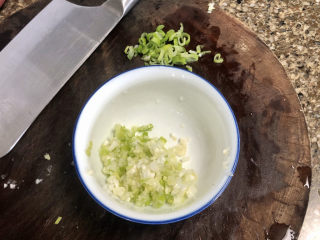 冬瓜肉丸汤➕记忆里的那碗汤,小葱择好洗净切末，从一点葱绿出来，出锅再撒在汤上