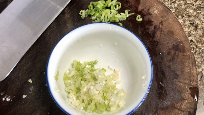 冬瓜肉丸汤➕记忆里的那碗汤,小葱择好洗净切末，从一点葱绿出来，出锅再撒在汤上