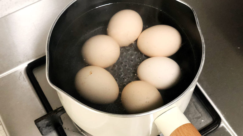 复刻《青春旅社》戴军的招牌菜“凤凰蛋”，好吃得停不下来！,锅中加水，大火煮沸后转小火，放入鸡蛋煮约6分钟，水中加入一小勺盐，可以让鸡蛋更好剥皮哦。