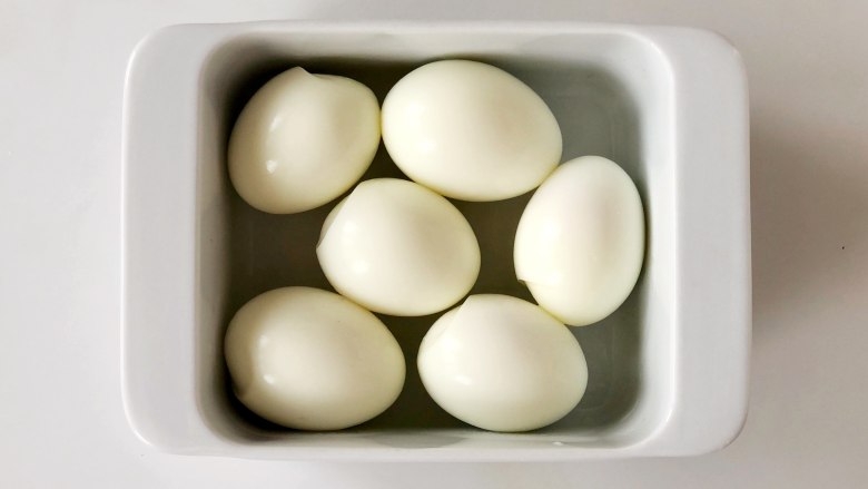 复刻《青春旅社》戴军的招牌菜“凤凰蛋”，好吃得停不下来！,鸡蛋煮好后立即取出过冰水，冷却后剥去蛋壳，每一个都很光滑漂亮！