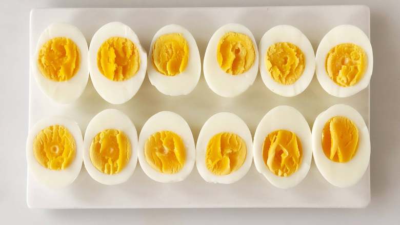 复刻《青春旅社》戴军的招牌菜“凤凰蛋”，好吃得停不下来！,把鸡蛋纵向对半切开。