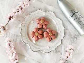春光明媚，尝一口酥脆香甜的桃花酥，绽放在餐桌上的美丽花朵,烤好啦，美美哒！