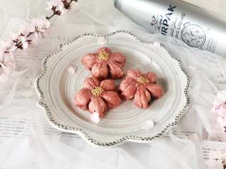春光明媚，尝一口酥脆香甜的桃花酥，绽放在餐桌上的美丽花朵,取出晾凉后即可食用。
