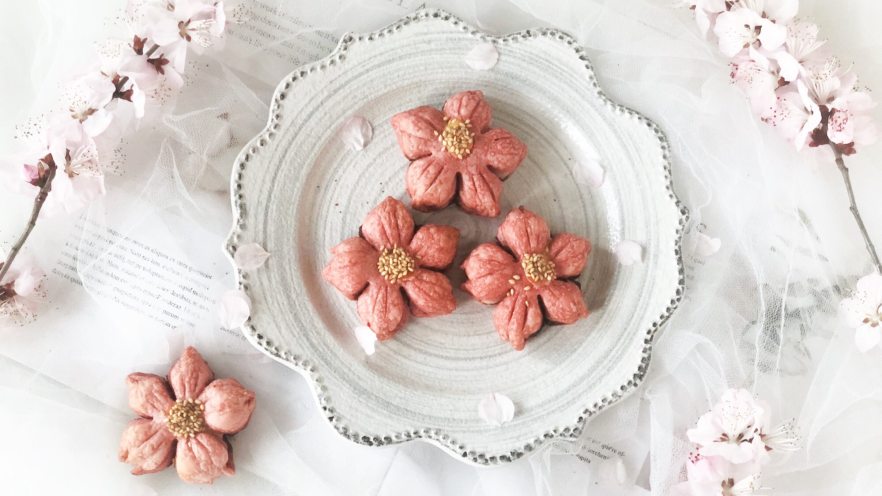 春光明媚，尝一口酥脆香甜的桃花酥，绽放在餐桌上的美丽花朵