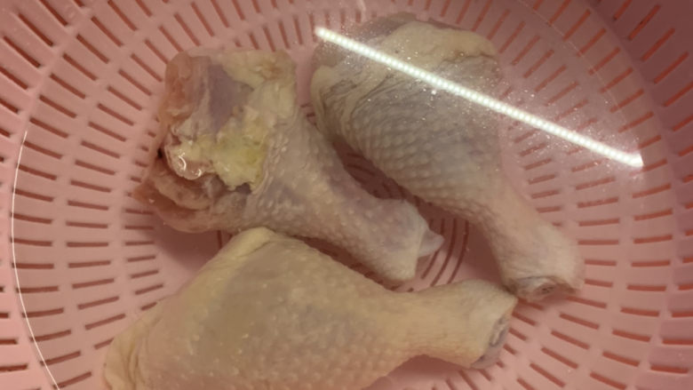鸡腿炖香菇,鸡洗干净，沥干水