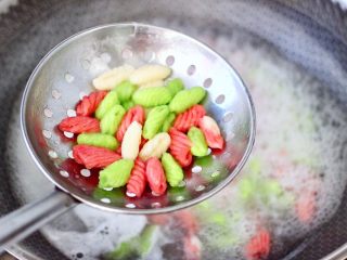 鸡蛋西红柿打卤面,锅中倒入清水烧开，把做好的彩色贝壳面捞出过冷水后沥干水分。