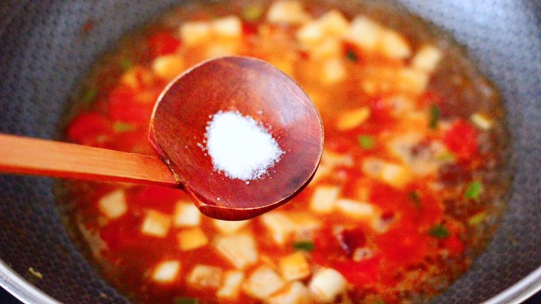鸡蛋西红柿打卤面,锅中倒入适量的清水，加入适量的盐调味。