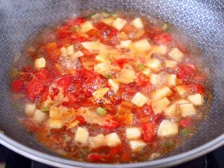 鸡蛋西红柿打卤面,大火炖煮至锅中汤汁粘稠时。