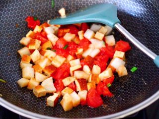 鸡蛋西红柿打卤面,锅中倒入剩下的15克花生油烧热，爆香葱花，先把番茄炒至变软，再加入豆腐干和杏鲍菇继续翻炒均匀。
