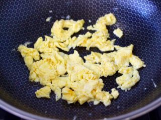 鸡蛋西红柿打卤面,锅中倒入15克花生油烧热后，放入鹅蛋液炒熟，盛出备用。
