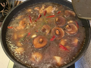 鸡腿炖香菇,盖上锅盖，大火煮开后，中小火炖20分钟