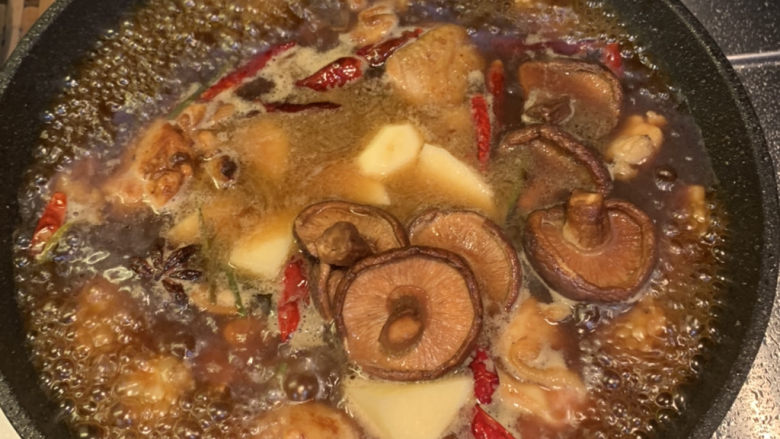 鸡腿炖香菇,放入浸泡好的干蘑菇和蘑菇水