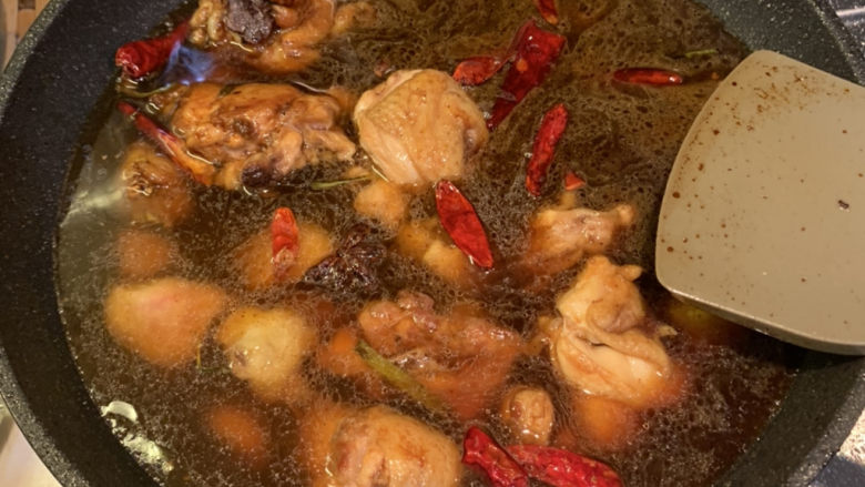 鸡腿炖香菇,加入适量清水，盖过锅中食材，大火煮开