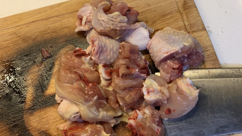 鸡腿炖香菇,切成一块块