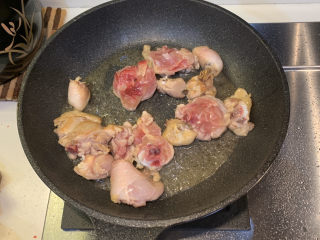 鸡腿炖香菇,冷锅热油，放入鸡腿块