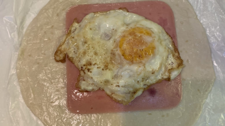 浓心芝士手抓饼,放入2个煎好的鸡蛋，鸡蛋中间要流心
