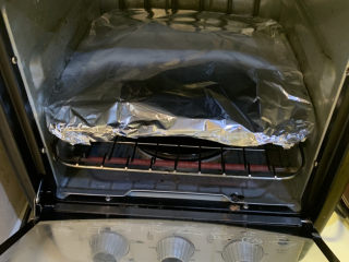 锡纸烤排骨,烤炉先230度预热5分钟，再放入盖好的排骨，230度烤50-60分钟