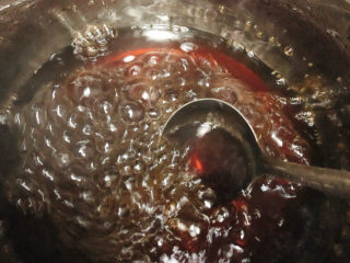 珍珠芋泥鲜奶,剩下的红（黑）糖放进水里，继续煮，中小火哈
