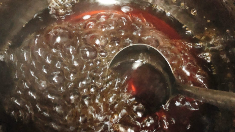 珍珠芋泥鲜奶,剩下的红（黑）糖放进水里，继续煮，中小火哈
